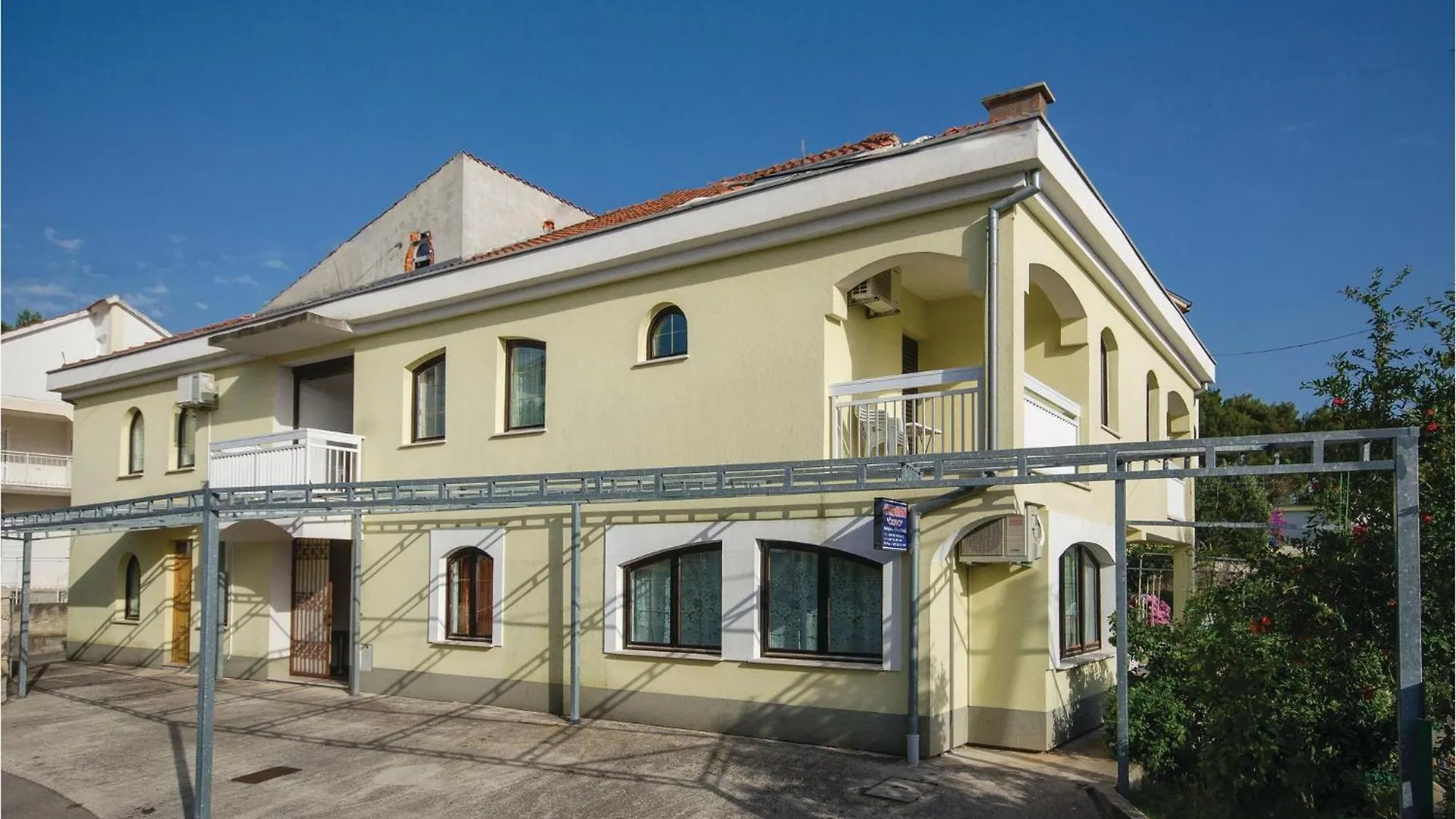 Gorgeous Apartment In Okrug Gornji With Kitchen Trogir